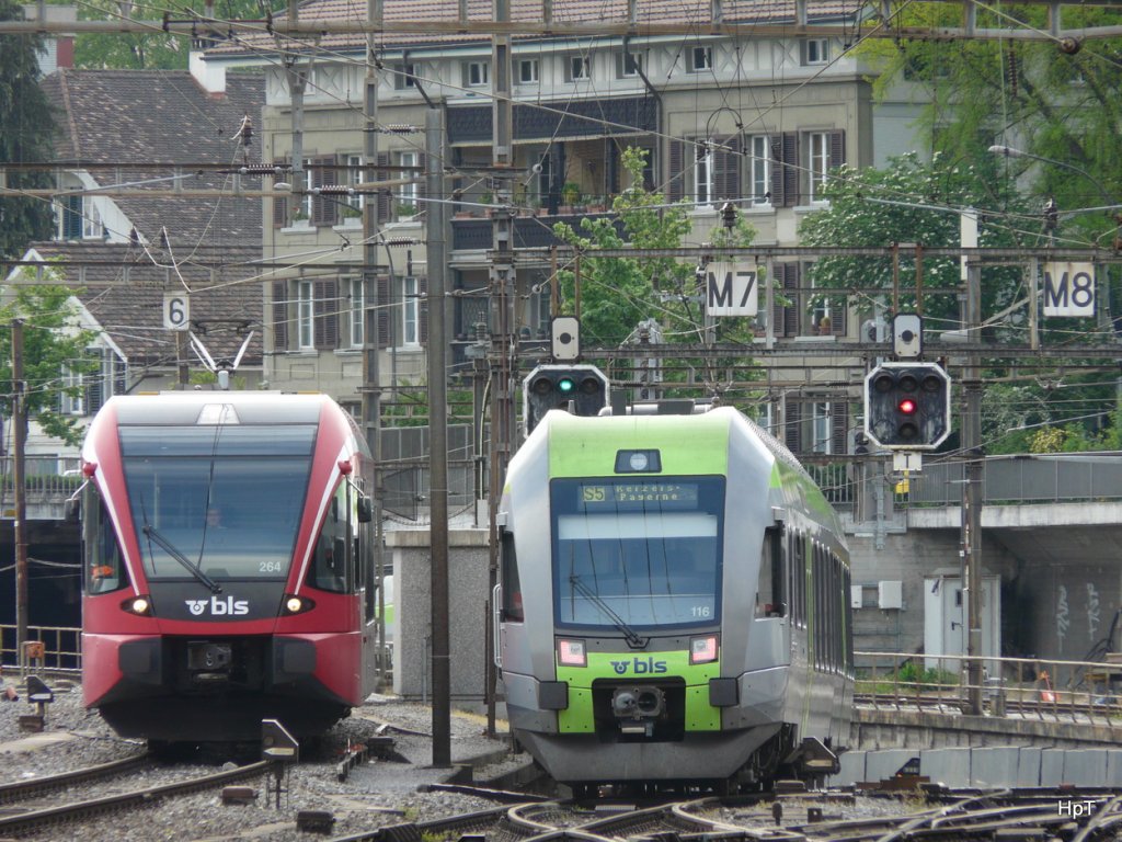 bls - Triebzug RABe 526 264 und Triebzug RABe 535 116-8 im Bahnhofsareal von Bern am 10.05.2010 ... Foto wurde vom Perron aus gemacht.. 