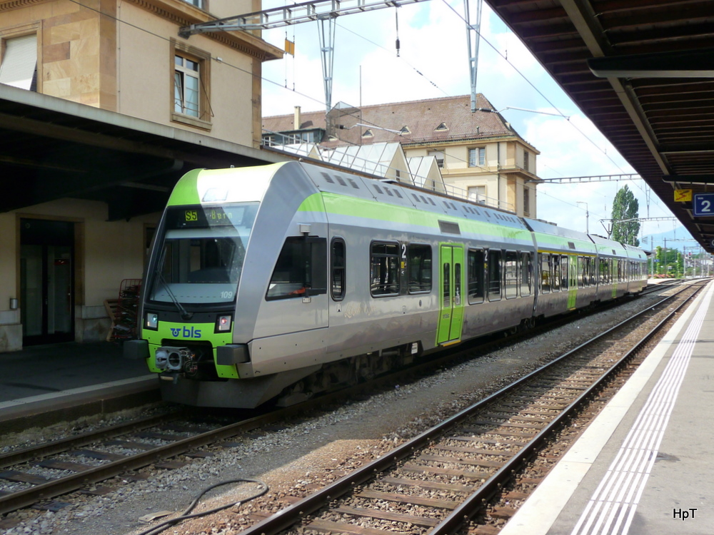bls - Triebzug RABe 535 109-3 als Regio nach Bern im Bahnhof von Neuhatel am 08.08.2010