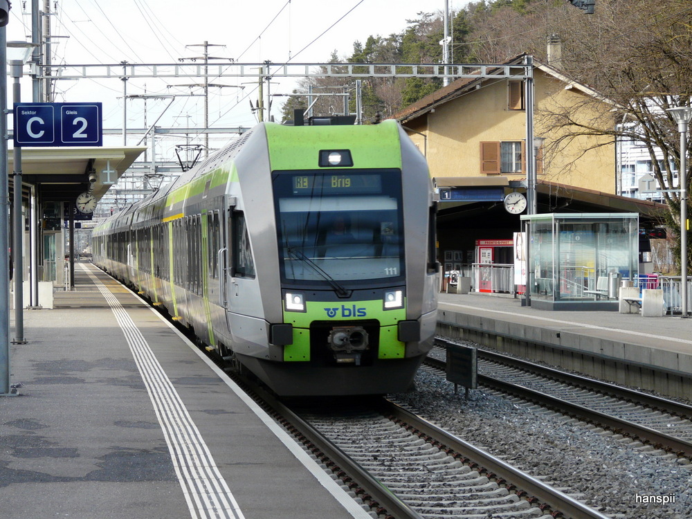 bls - Triebzug RABe 535 111-9 als RE unterwegs nach Brig bei der durchfahrt im Bahnhof Gmligen am 31.12.2012