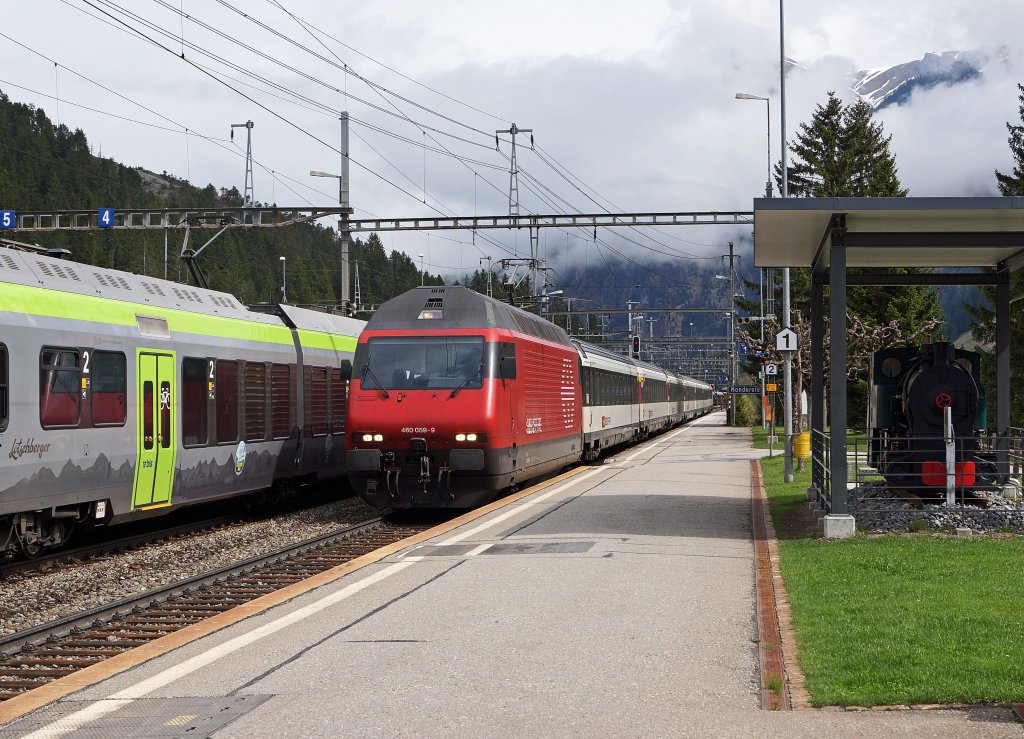 BLS: Wegen der Einsatzbung Pietra vom 4. Mai 2013 wurden zwischen 09.00 h und 15.00 h smtliche Zge ber die 100-jhrige Bergstrecke umgeleitet. Whrend Gterzge auch an normalen Tagen ab und zu ber die Bergstrecke verkehren, waren die verschiedenen Reisezge sehr speziell. In Kandersteg herrschte Betrieb wie in alten Zeiten. SBB Re 460 059-9 mit IC anlsslich einer Zugskreuzung mit einem  Ltschberger  in Kandersteg am 4. Mai 2013.
Foto: Walter Ruetsch