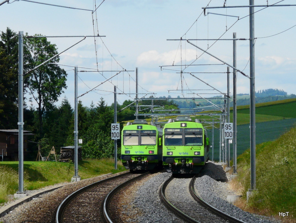 bls - Zugskreuzung zweier Regios im Bahnhof Tgertschi am 28.05.2011