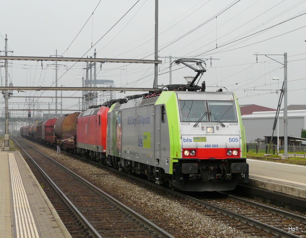 bls/DB - 486 505 und im Schlepp DB 185 125-2 vor Gterzug bei der durchfahrt im Bahnhof Prattelen am 02.05.2013