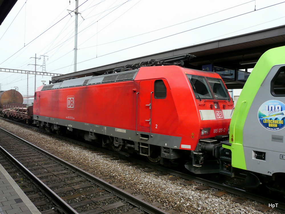 bls/DB -Im Schlepp DB 185 125-2 in Gterzug bei der durchfahrt im Bahnhof Prattelen am 02.05.2013