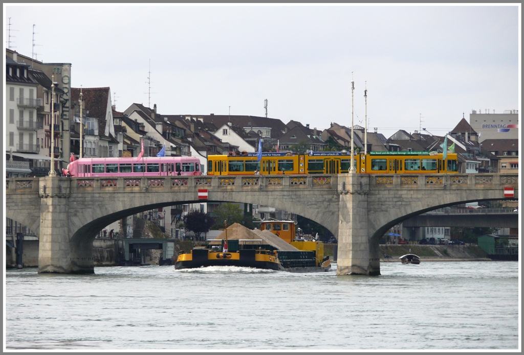 BLT Be 4/6S + B4  Schweineschnuzchen  berqueren die Mittlere Rheinbrcke in Basel. Darunter kmpft das MS Bern nach Birsfelden Hafen mit einer Ladung Kies gegen die Strmung. (17.09.2010)
