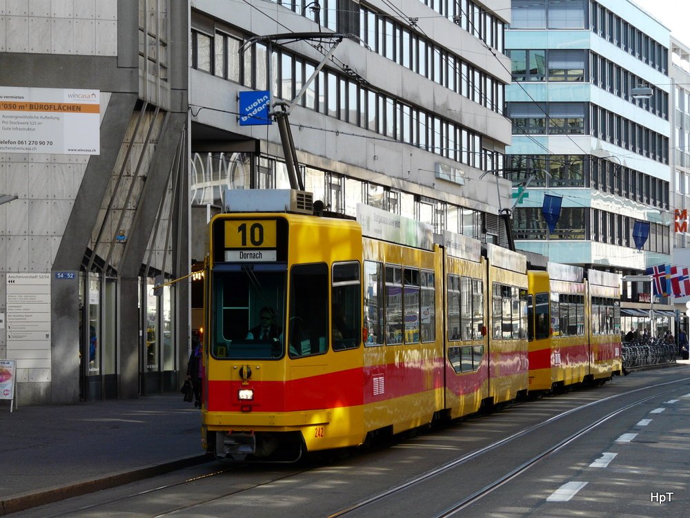 BLT - Be 4/8 242 mit einem Be 4/6 unterwegs auf der Linie 10 in der Stadt Basel am 19.03.2010