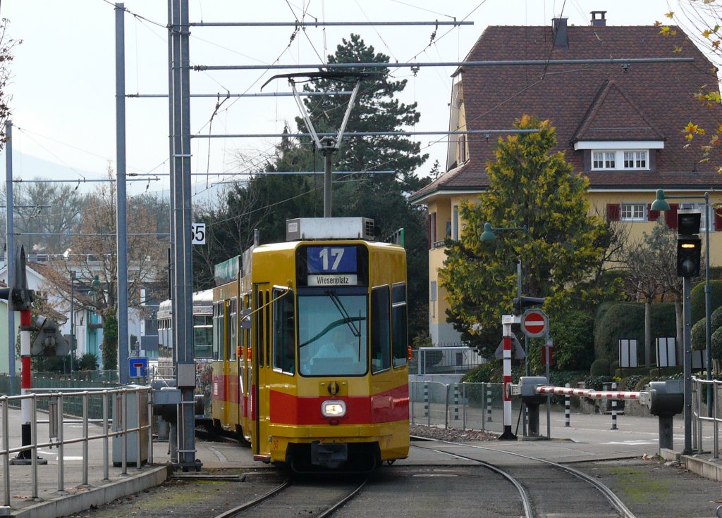 BLT Be 4/8 247 mit Anhnger B4 1316 auf der Linie 17 bei der einfahrt in Oberwil am 20.11.10.