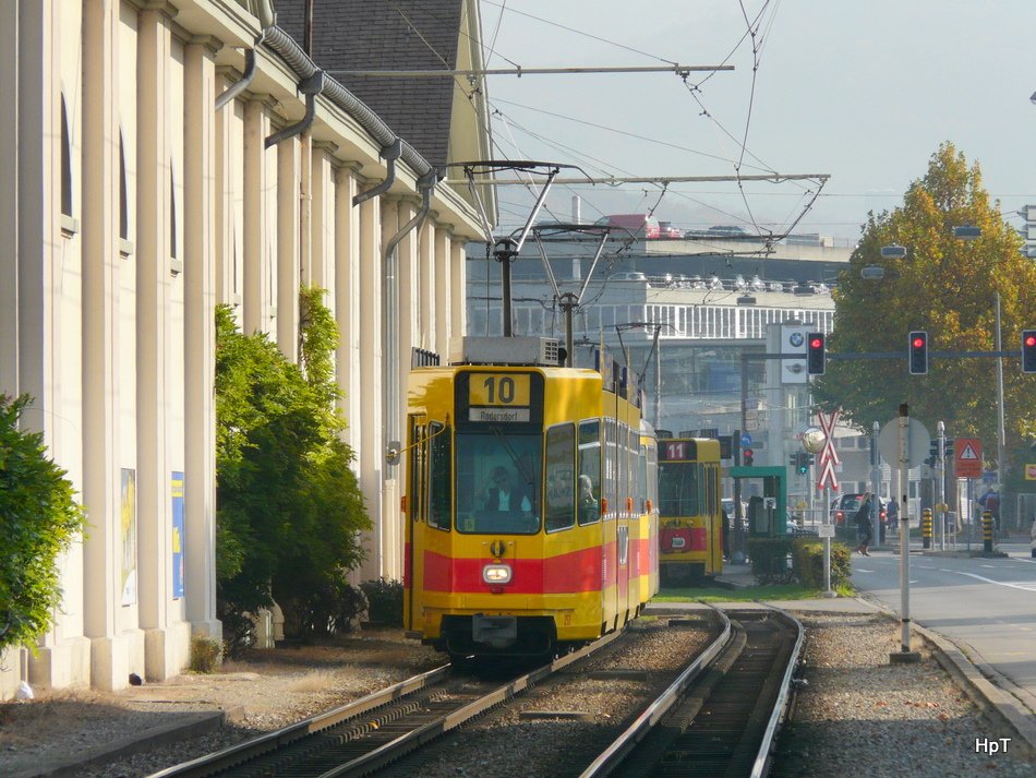 BLT - Be 4/8 252 und Be 4/6 unterwegs auf der Linie 10 in Basel am 31.10.2009
