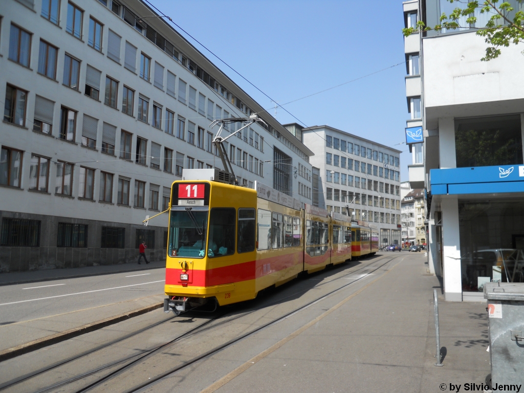 BLT Nr. 239+109 (Schindler Be 4/6S) am 21.4.2010 in Basel, Schifflnde.