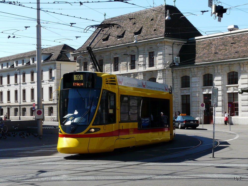 BLT - Tram 6/10  15. unterwegs vor dem Bahnhof Basel SBB am 26.06.2011