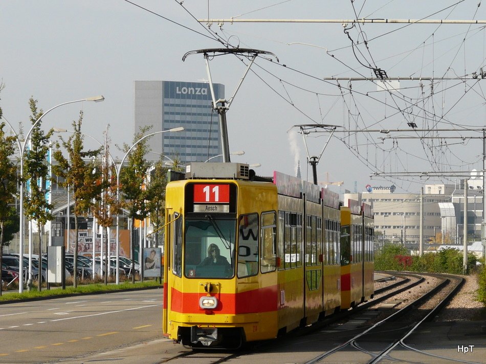 BLT - Tram Be 4/8 214 und Be 4/6  unterwegs auf der Linie 11 in Basel am 31.10.2009