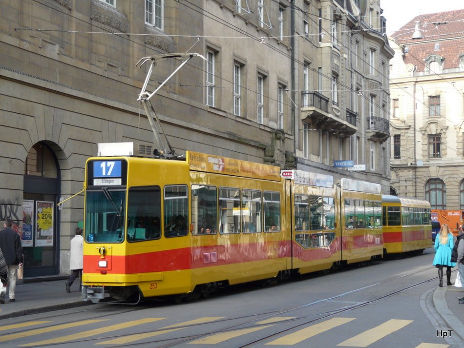 BLT - Tram Be 4/8 253 und Tramanhnger B 1303 unterwegs auf der Linie 17 in der Stadt Basel am 31.10.2009
