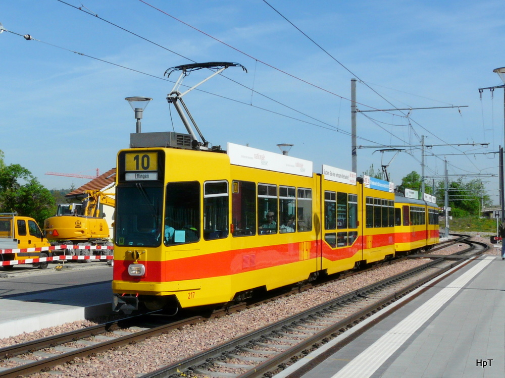 BLT - Tram Be 4/8 217 und Be 4/6 106 zusammen unterwegs auf der Linie 10 in Dornach am 29.04.2010