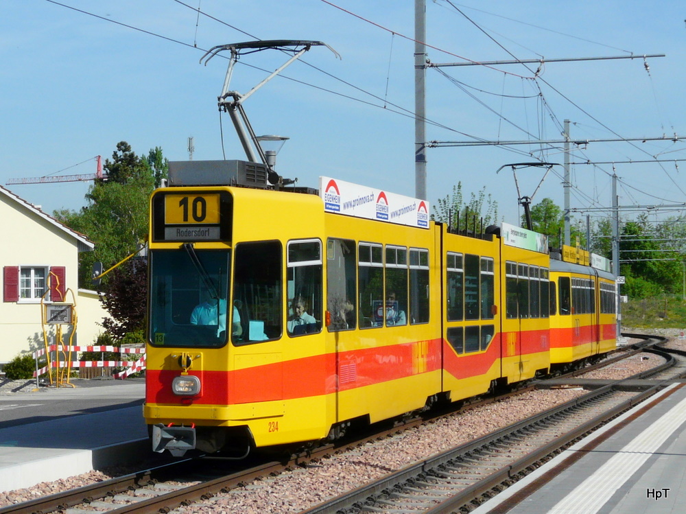 BLT - Tram Be 4/8 234 und Be 4/6 114 zusammen unterwegs auf der Linie 10 in Dornach am 29.04.2010