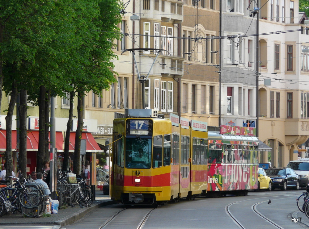 BLT - Tram Be 4/8 217 und B 1318 zusammen unterwegs auf der Linie 17 in Basel am 29.04.2010