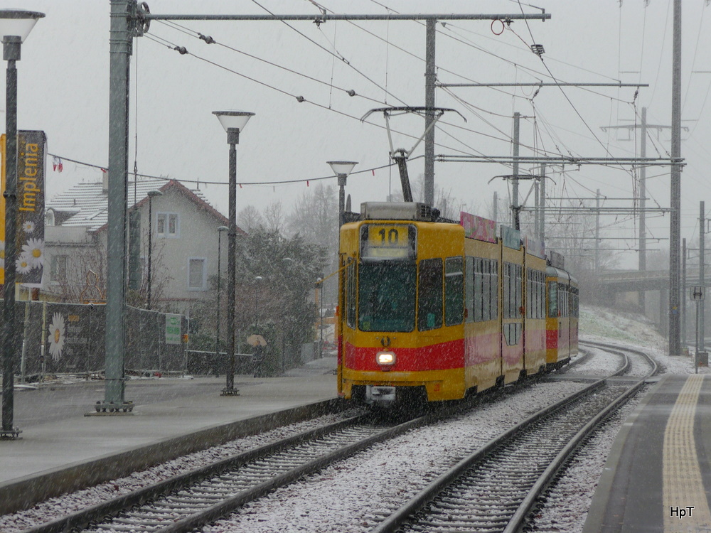 BLT - Tram Be 4/8 208 unterwegs auf der Linie 10 beim Bahnhof Dornach am 24.12.2010