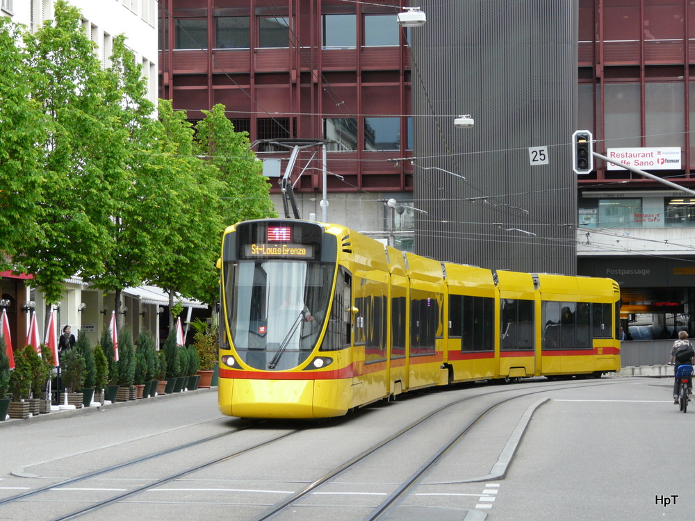 BLT - Tram Be 6/10  161 unterwegs auf der Linie 11 in der Stadt Basel am 04.05.2012