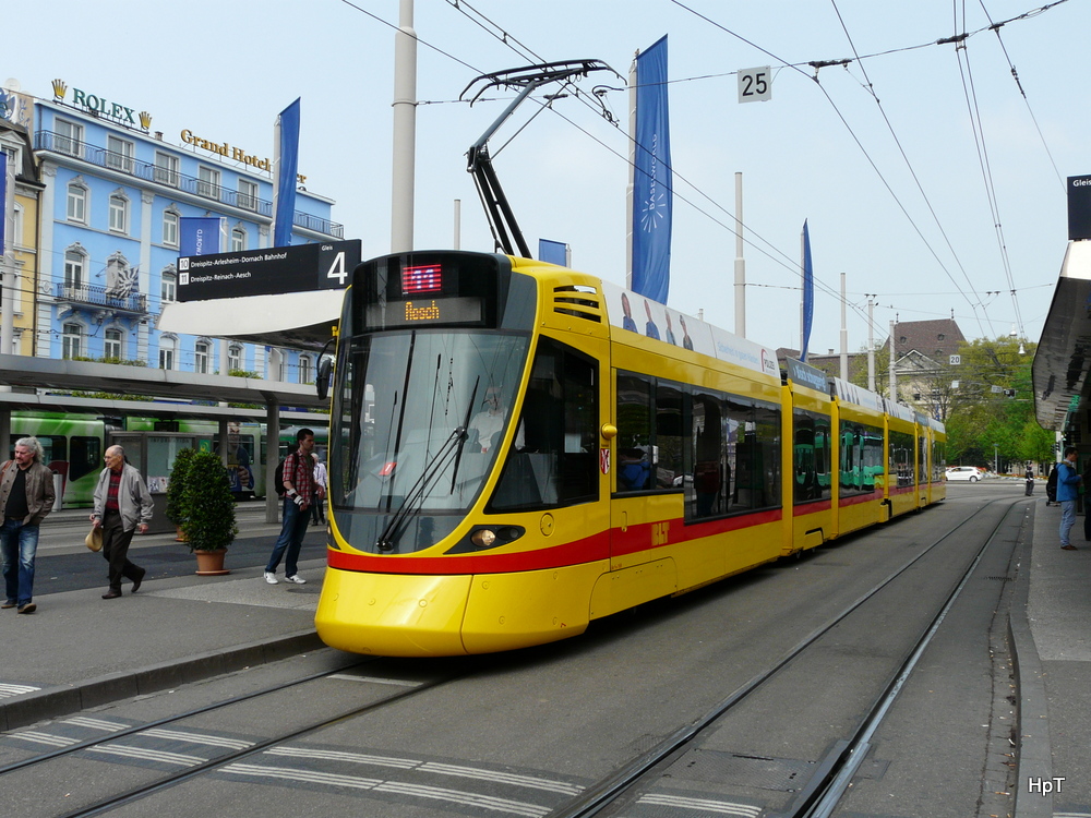 BLT - Tram Be 6/10  169 unterwegs auf der Linie 11 in der Stadt Basel am 02.05.2013