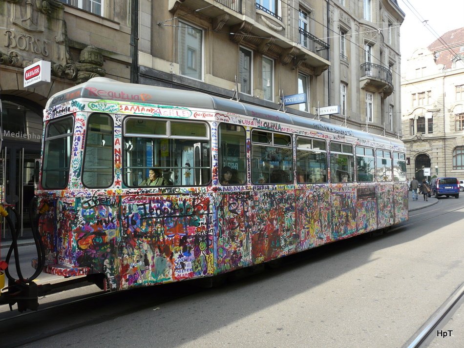 BLT - Trambeiwagen B 1316 mit Bunter Kinderbemalung unterwegs in der Stadt Basel am 31.10.2009