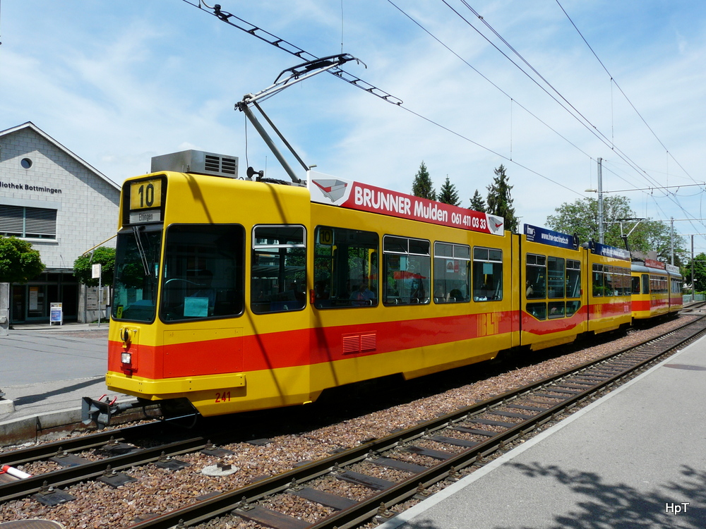 BLT - Trams Be 4/8 241 mit Be 4/6 109 unterwegs auf der Linie 10 in Bottmingen am 25.05.2012
