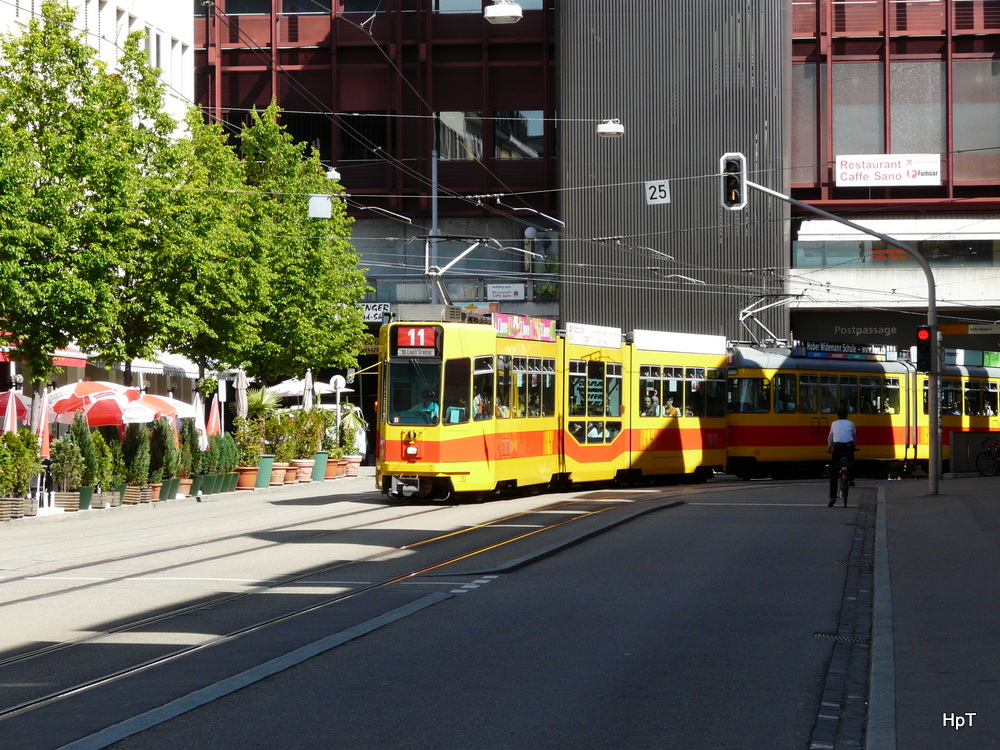 BLT - Trams Be 4/8 202 und Be 4/6 105 unterwegs auf der Linie 11 in Basel am 25.05.2012