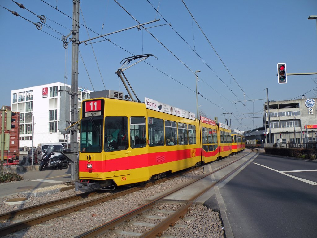 BLT Tramzug auf der Linie 11 Richtung Aesch. Die Aufnahme stammt vom 08.03.2011.