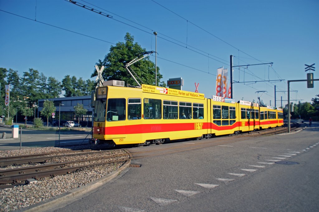 BLT Tramzug kurz vor der Haltestelle in Bottmingen. Aufnahme: 03.07.2011.