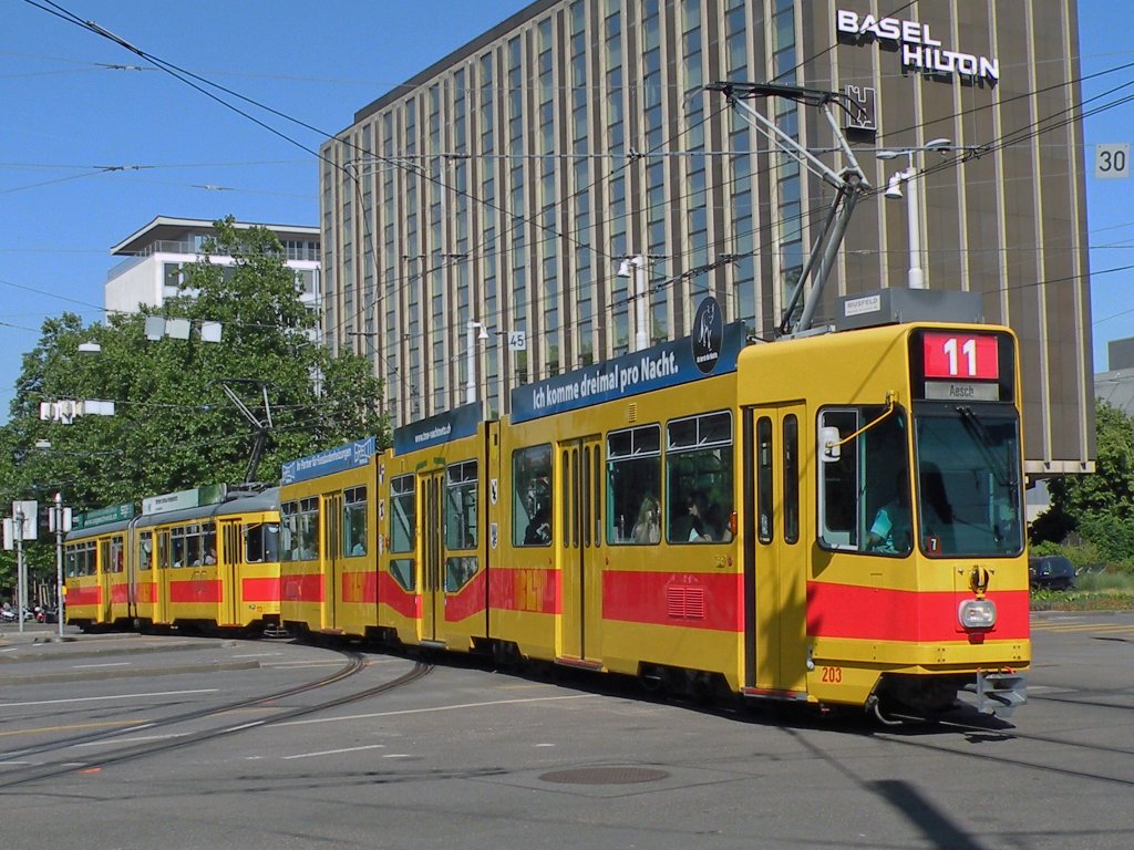 BLT Tranzug der Linie 11 fährt am Bahnhof SBB in Basel ein. Aufnahme: 25.05.2011.