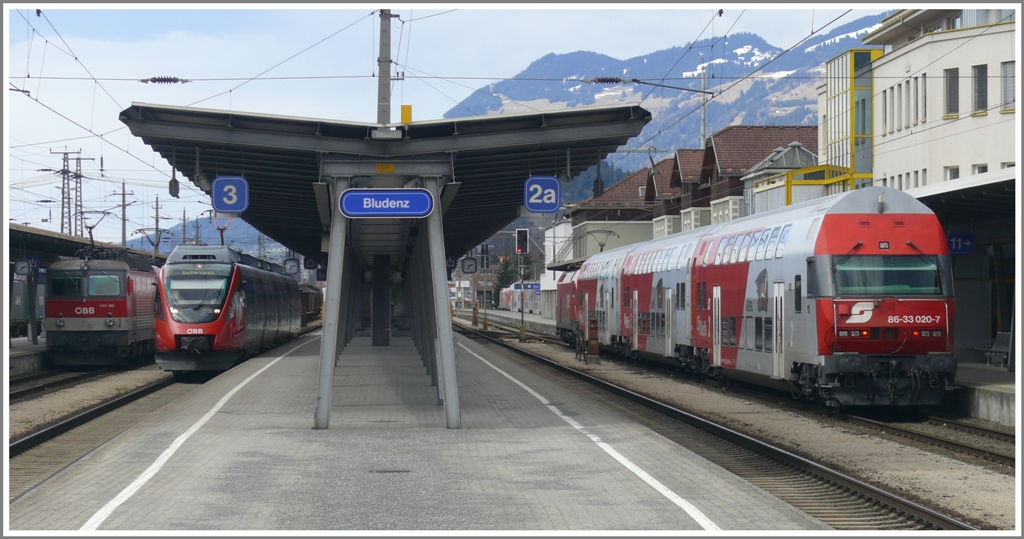Bludenz mit 1144 230 zum Arlberg, 4024 nach Schruns und CityShuttle DS mit Steuerwagen 86-33 020-7 nach Bregenz. (30.03.2010)