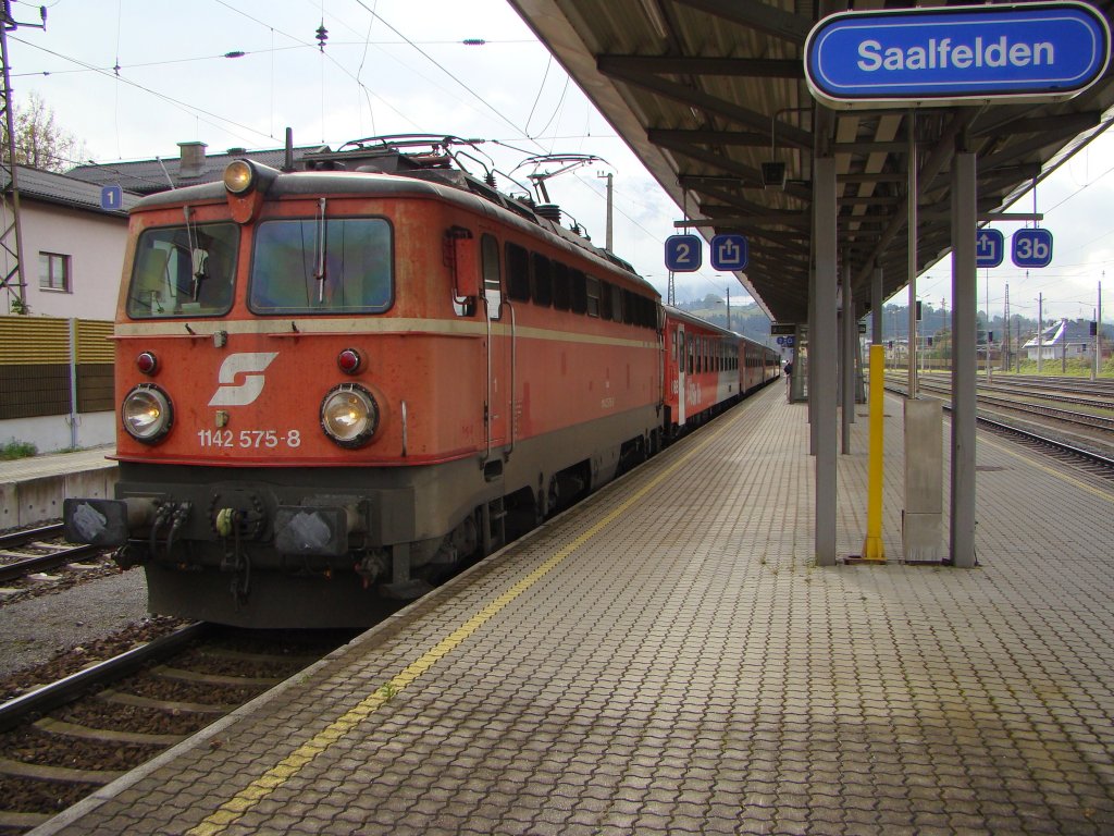 Blutorange 1142 575-8 mit Wendezug in Saalfelden. 19.10.2010