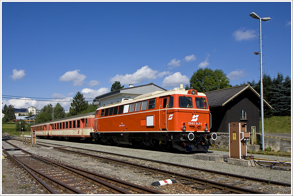 Blutorange 2043.005 mit dem SR19964 (Linz Urfahr-Rottenegg-Aigen) im Zielbahnhof Aigen. (5.9.2010)