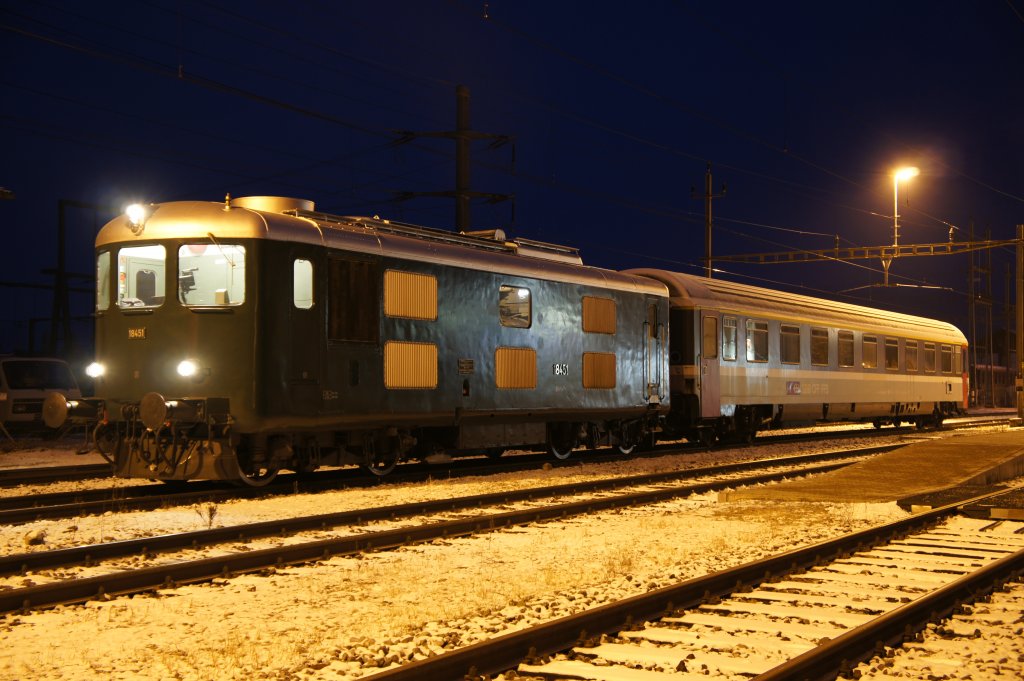 Bm 4/4 II im Bahnhof Etzwilen am 31.01.2012 abfahrbereit nach Olten mit dem Am 61 welcher der SBB gehrte.Die SBB Hat alle Wagen des Typs Am 61 ausgemustert und in Etzwilen abgestellt. Was nun mit den restlichen Wagen geschieht, ist unklar. Dieser Wagen geht nun in den Bestand der SBB Historic ber und ist einer der 1.Klimatisierten Wagen welcher nun als Historisch gilt.