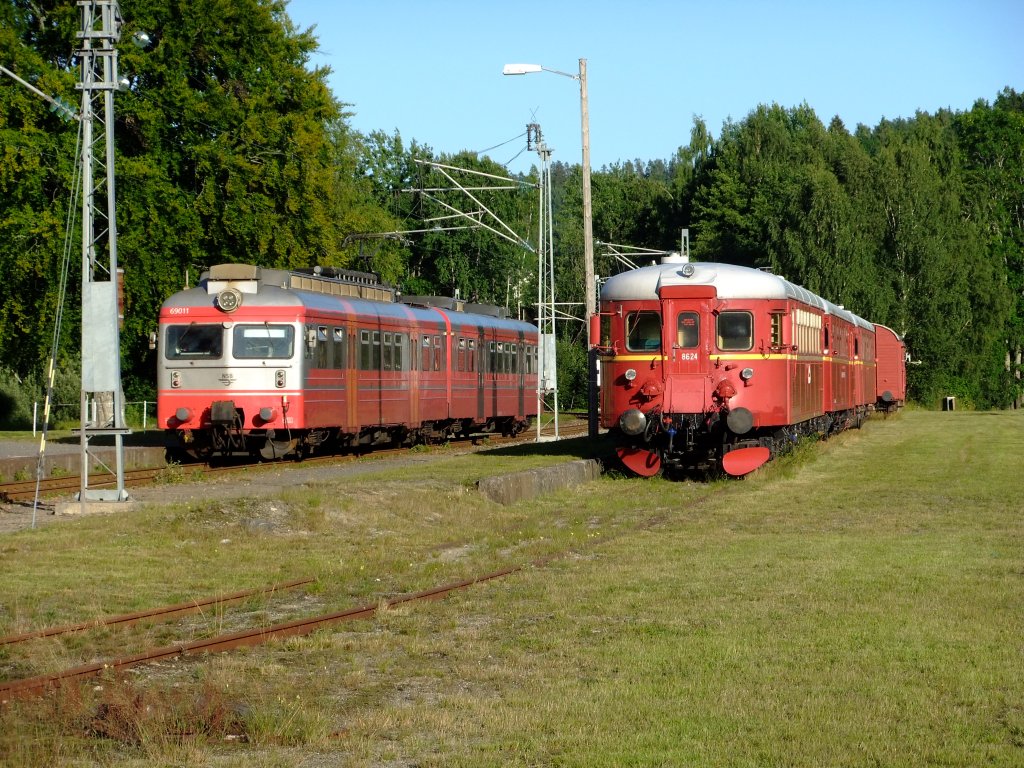 BM 69 11 begegnet seinem Vorgnger auf der Strecke, dem BM 86 24 der mit einem Steuerwagen und einem weiteren BM 86 in Rise abgestellt ist. Die Fahrzeuge werden von dem Verein Freunde der Arendalbahn (Arendalsbanens Venner) betreut. 06.08.2010