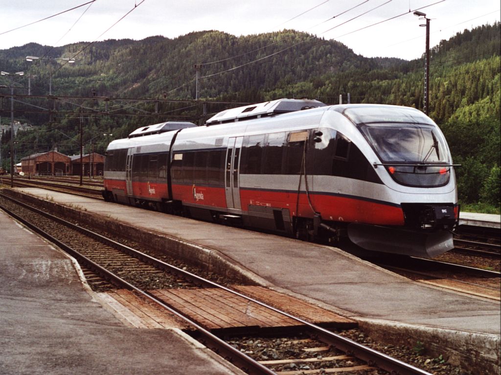 BM 93.02, BCM 93.52 whrend eine Probefahrt Stren-Trondheim auf Bahnhof Stren am 5-7-2000. Bild und scan: Date Jan de Vries.