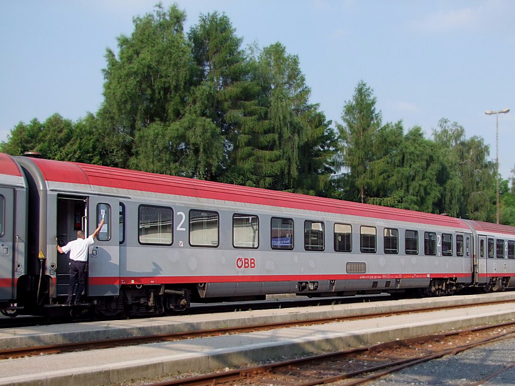 Bmz(61812190106-9)kurz vor der Abfahrt mit D966 am Bhf. Ried i.I.;100627