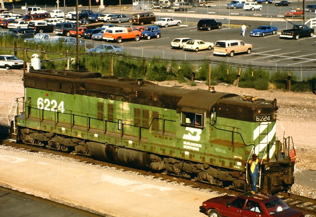 BN 6224 (SD9) rangiert am 19. August 1988 in Denver (CO).