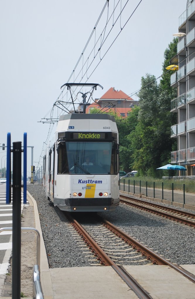 BN-Straenbahn (Kusttram) Nr. 6043 De Panne-Knokke (De Lijn) fhrt auf der Elisalaan in Nieuwpoort (Juli 2013).