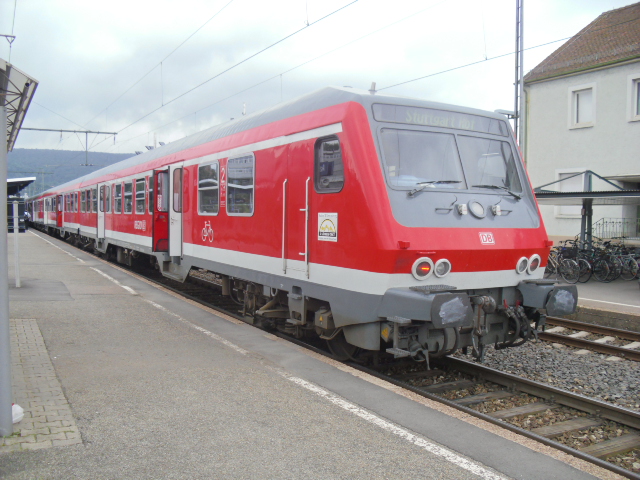 Bnrdzf 483.1 50 80 80-35 185-3 mit einer 143 als Schublok in Aalen. Dieser Wittenberger ist der Bnrzf 734 50 80 21-33 000-0, Der Steuerwagen des Karlsruher Versuchszuges. 2.7.2012.