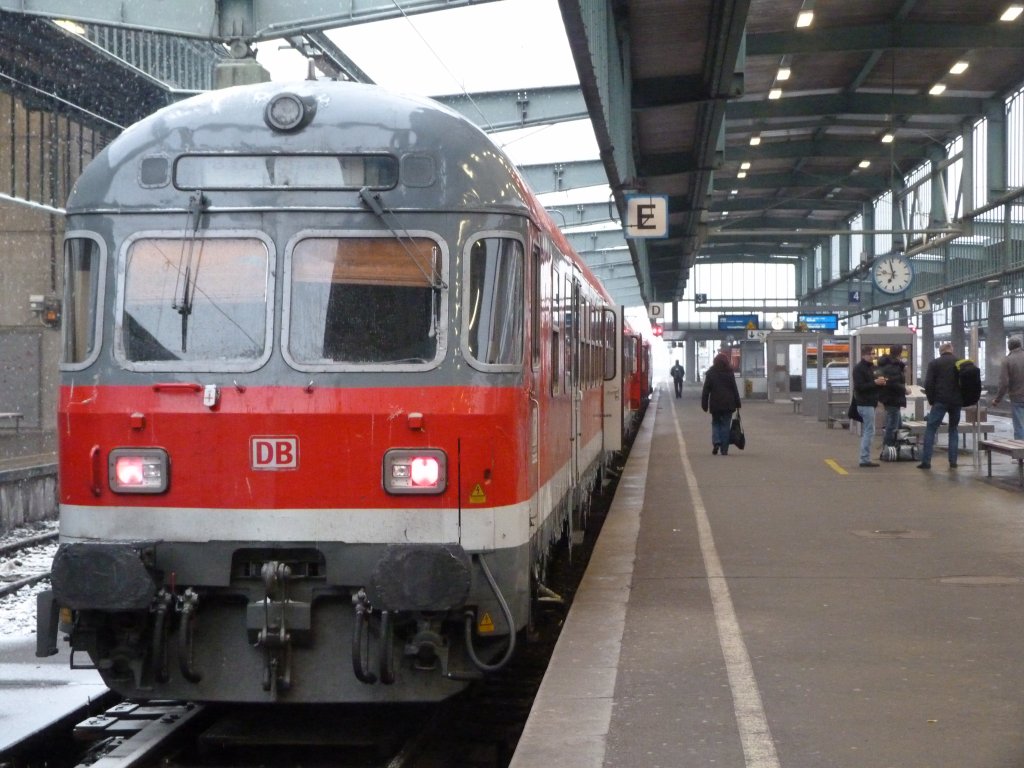 Bnrdzf 82-34-220-7 steht am Morgen des 25.03.13 in Stuttgart Hbf zur Abfahrt nach Geislingen (Steige) bereit.
