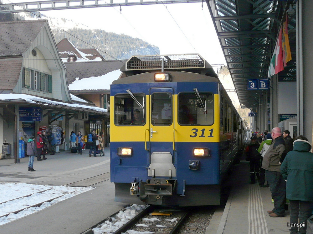 BOB - Einfahrender Zug mit dem Triebwagen ABeh 4/4 311 im Bahnhof Lauterbrunnen am 26.01.2013