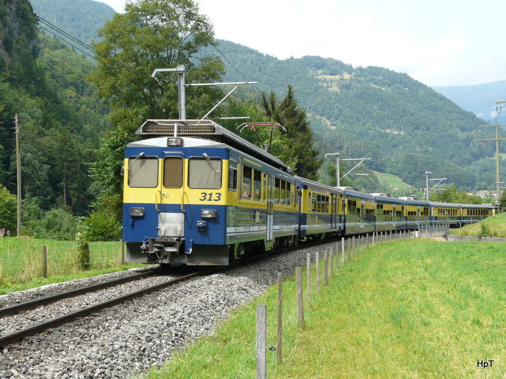 BOB - Nachschuss des Regio nach Interlaken und am Schluss der Triebwagen ABeh 4/4 313 unterwegs bei Gsteigwiler am 03.08.2013