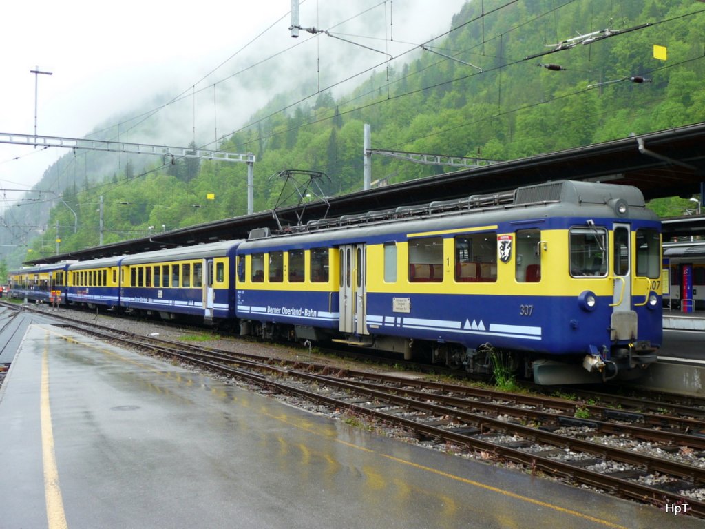 BOB - Regio nach Grindelwald im Bahnhof Interlaken Ost mit dem Triebwagen ABeh 4/4 307 am 15.05.2010
