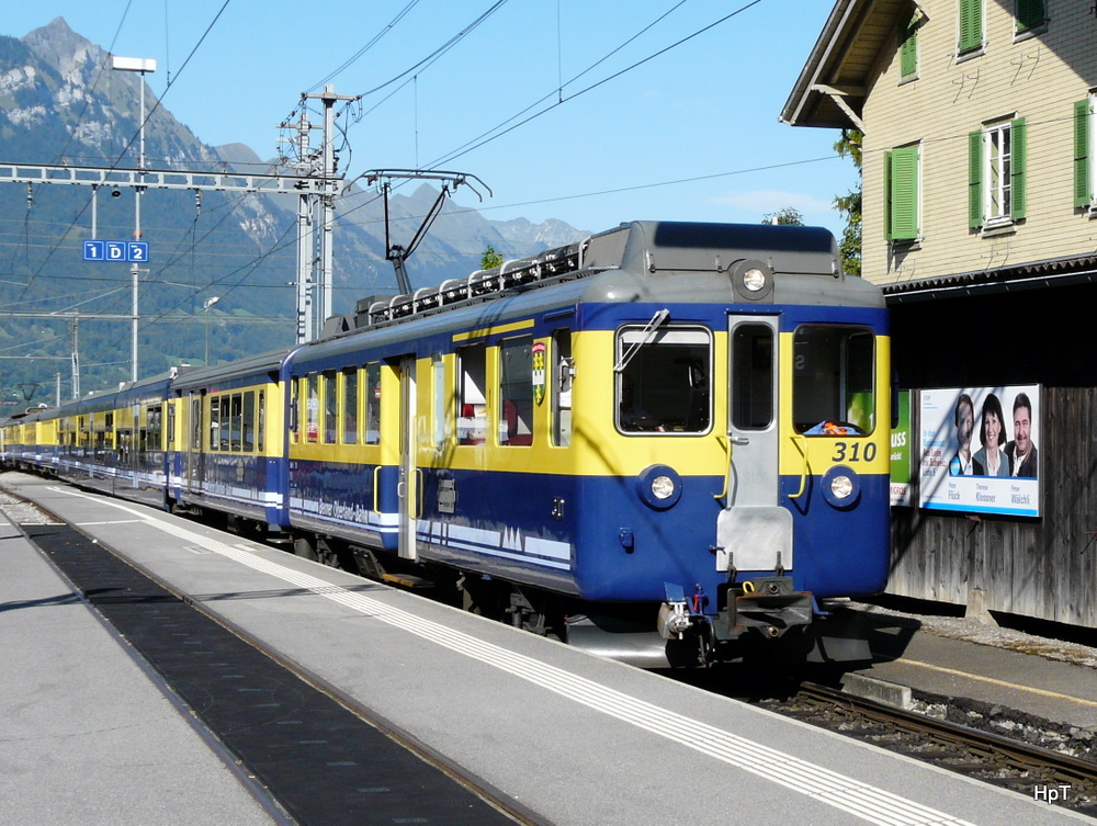 BOB - Regio nach Lauterbrunnen und Grindelwald bei der einfahrt im Bahnhof Wilderswil mit dem Triebwagen ABeh 4/4 310 an der Spitze am 16.09.2011