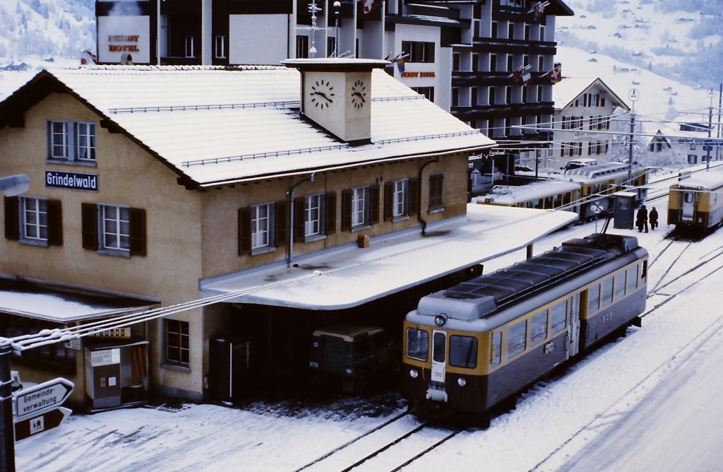 BOB-Triebwagen 310 um 1980 im Bahnhof Grindelwald. Die Aufnahme entstand an einem Werktag in der Woche zwischen dem 3. und 4. Advent im Dezember 1982.