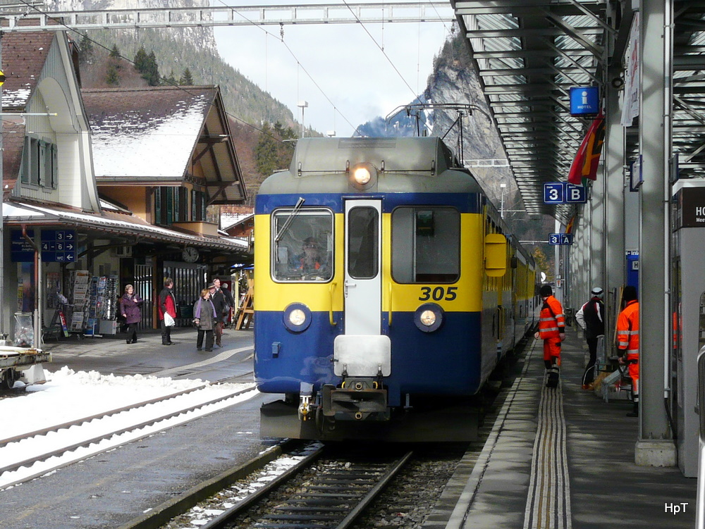 BOB - Triebwagen ABeh 4/4 305 vor Regio bei der einfahrt in den Bahnhof von Lauterbrunnen am 25.02.2011


