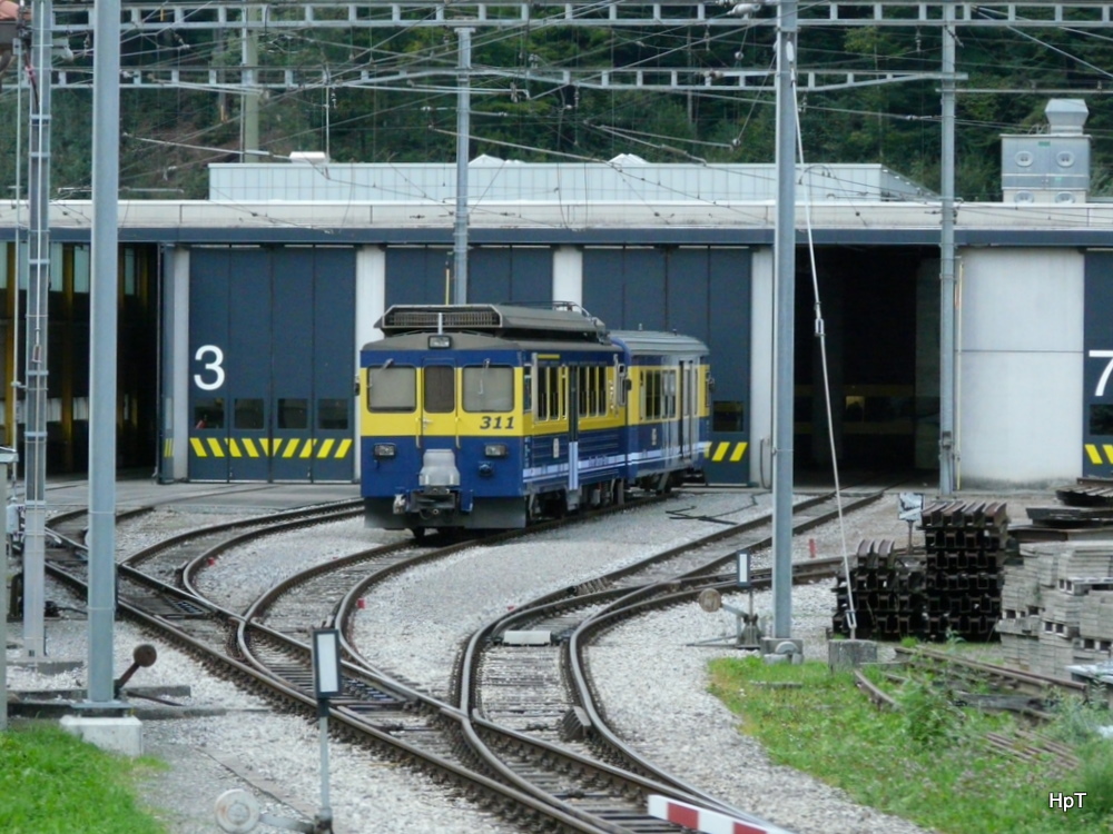 BOB - Vor dem Depot abgestellt der Triebwagen ABeh 4/4 311 mit Steuerwagen am 16.09.2011  .. Bild endstand aus Fahrendem Zug hinaus