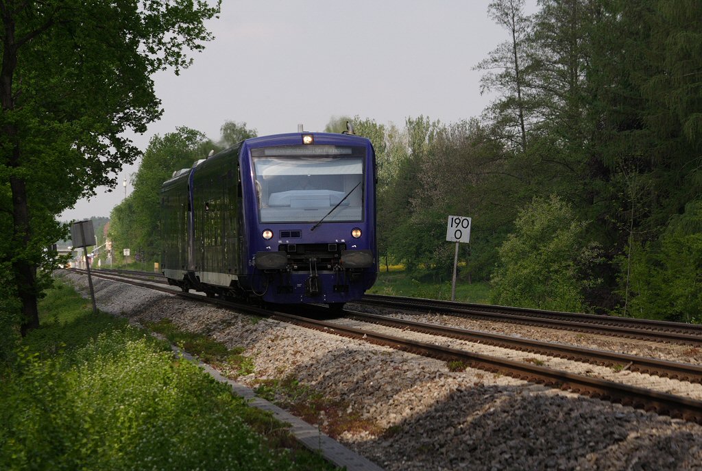 BOB VT 64 und ein Wagen selben Bautyps auf dem Weg nach Friedrichshafen, bei Kehlen, 25.04.11