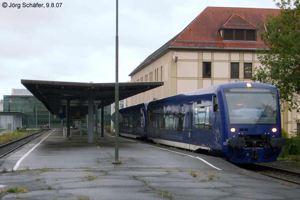 BOB-VT 65 verlsst am 9.8.07 in Friedrichshafen Gleis 2 des Hafenbahnhofs. 