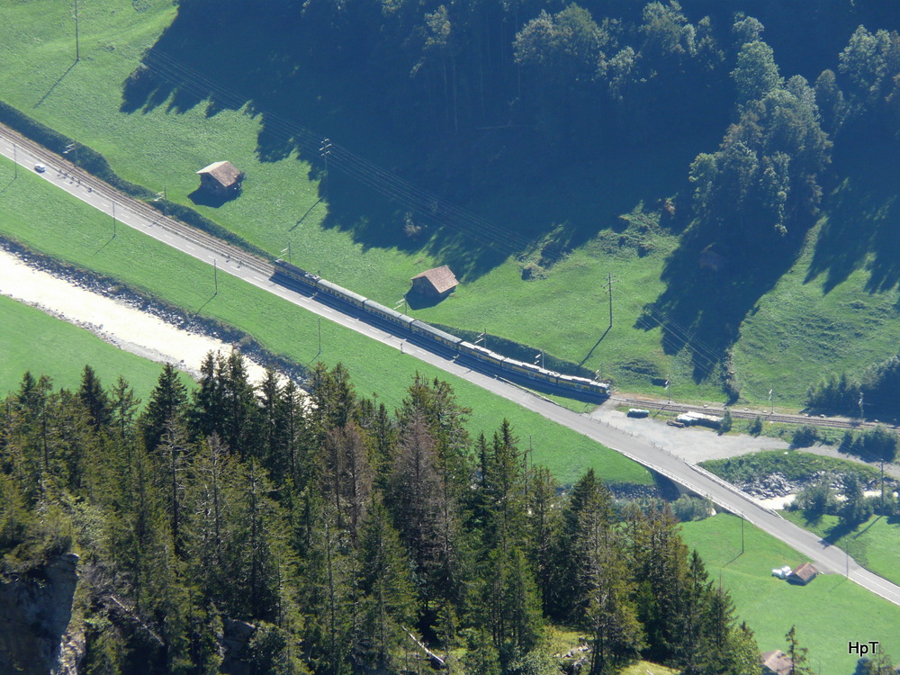 BOB - Zug unterwegs an der Schwarzen Ltschine zwischen Zweiltschinen und Ltschental am 14.09.2012 .. Standort des Fotografen im Bergrest. auf der Schynigen Platte