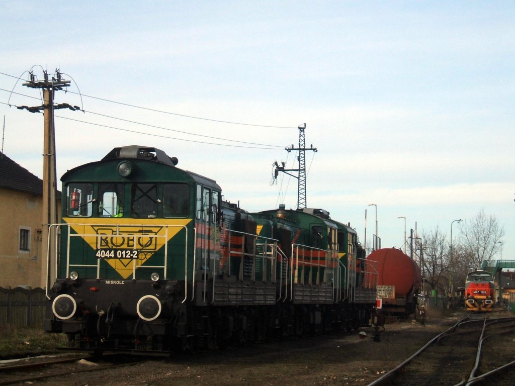 Bobo Kft. 4044 012, 4044 010, 4044 011 (frher alle drei: Baureihe A25) und MV-Trakci M47 1322 stehen in Komrom, am 27. 02. 2010. 