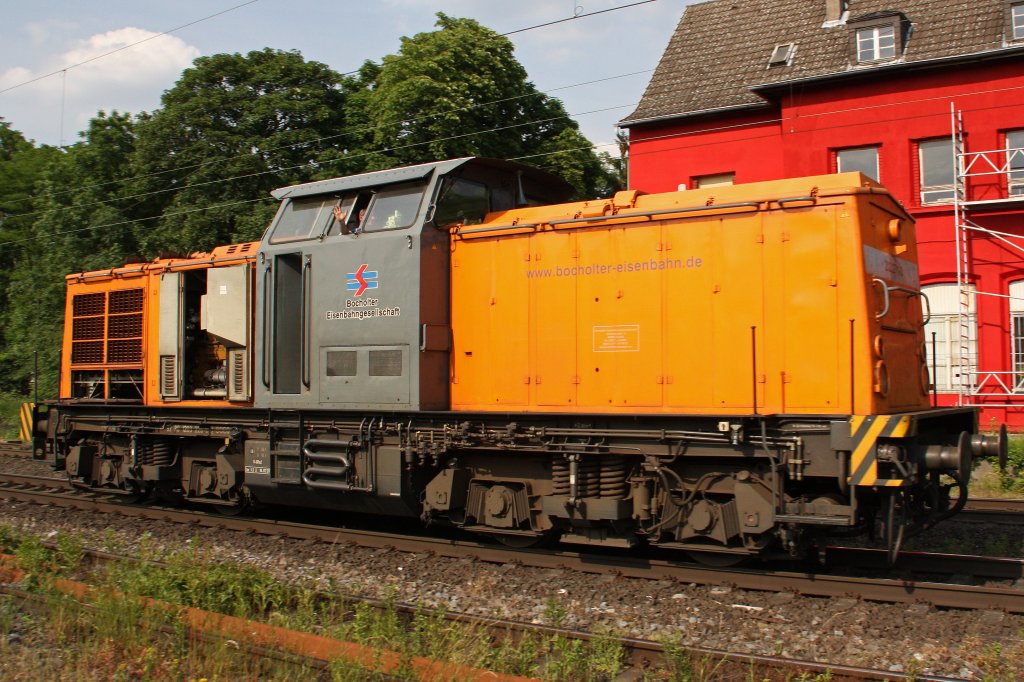 Bochholder Eisenbahn 202 271 am 14.6.10 mit offenem Motor vor dem neu gestrichenen Bahnhof in Ratingen-Lintorf.
Gru an den Tf!